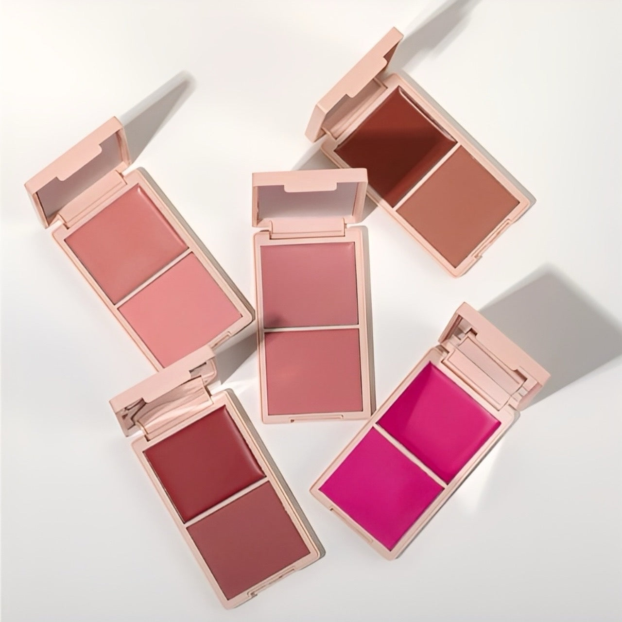 DUO BLUSH de DIDI 24 BEAUTY: Colorete en crema y polvo con dos tonos complementarios para un acabado natural y saludable. Fórmula suave y fácil de aplicar, ideal para dar color y frescura a las mejillas