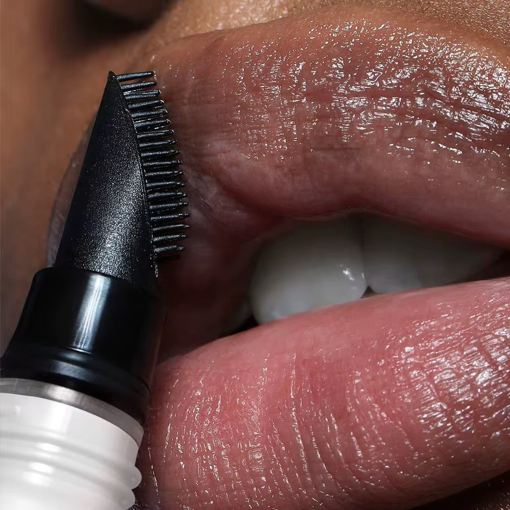 LIP SERUM SOFT KISS de DIDI 24 BEAUTY: Sérum labial hidratante con un suave toque de color rosado, formulado con ácido hialurónico, vitamina E y aceites naturales para unos labios sedosos, suaves y llenos de hidratación