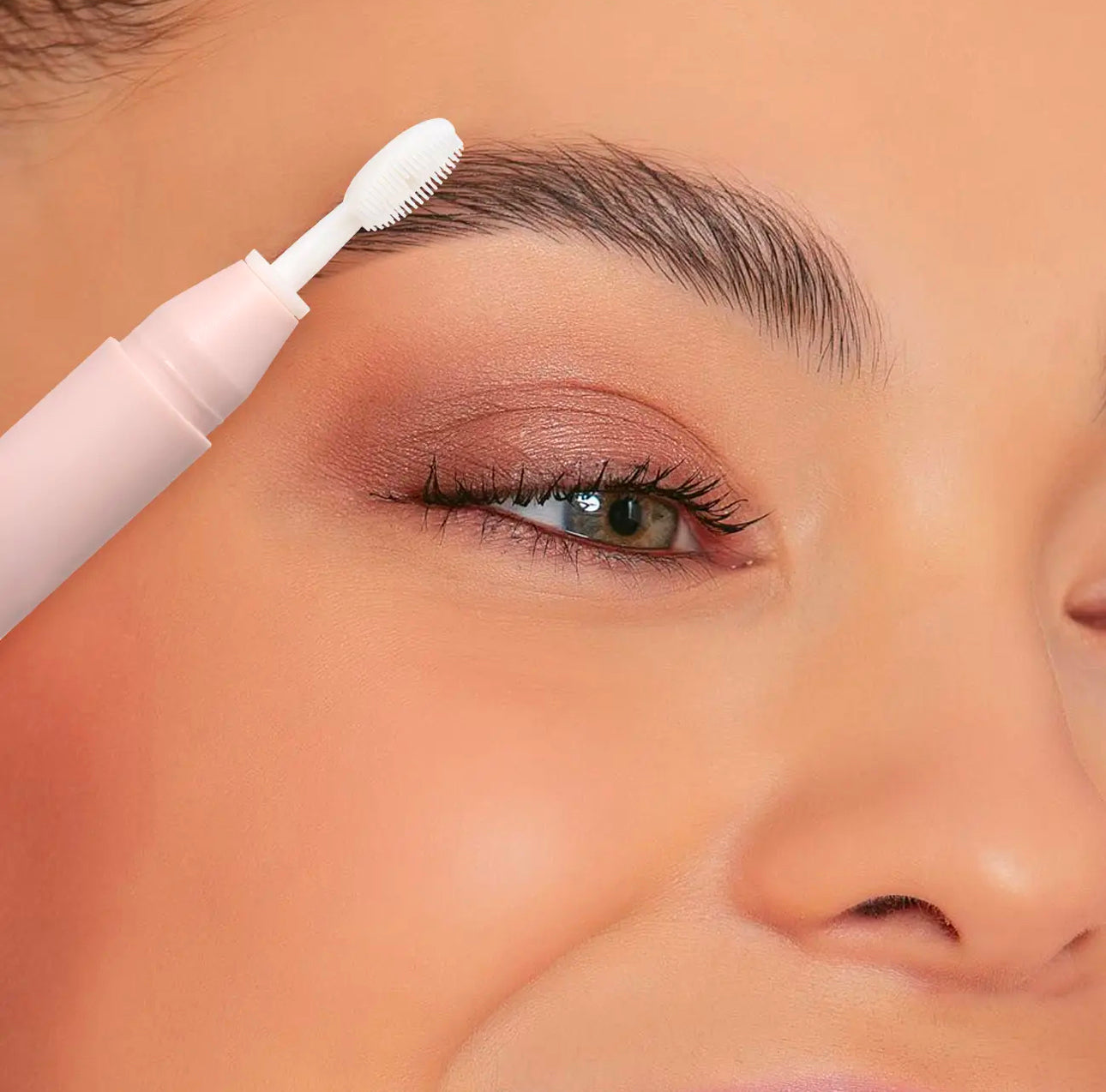 BROW WAX de DIDI 24 BEAUTY: Cera modeladora para cejas, con fórmula de larga duración que define, fija y da forma a las cejas de manera natural. Contiene ingredientes nutritivos para un acabado suave y sin residuos
