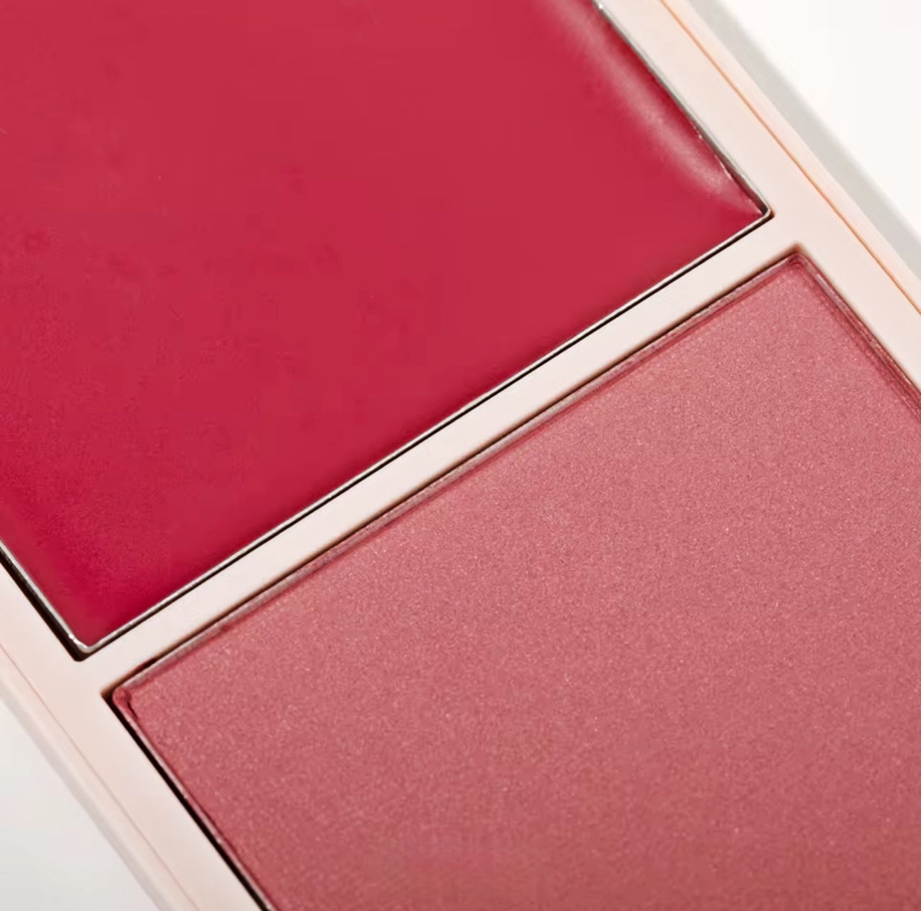 DUO BLUSH de DIDI 24 BEAUTY: Colorete en crema y polvo con dos tonos complementarios para un acabado natural y saludable. Fórmula suave y fácil de aplicar, ideal para dar color y frescura a las mejillas