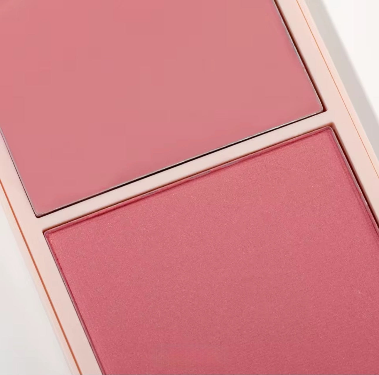 DUO BLUSH de DIDI 24 BEAUTY: Colorete en crema y polvo con dos tonos complementarios para un acabado natural y saludable. Fórmula suave y fácil de aplicar, ideal para dar color y frescura a las mejillas