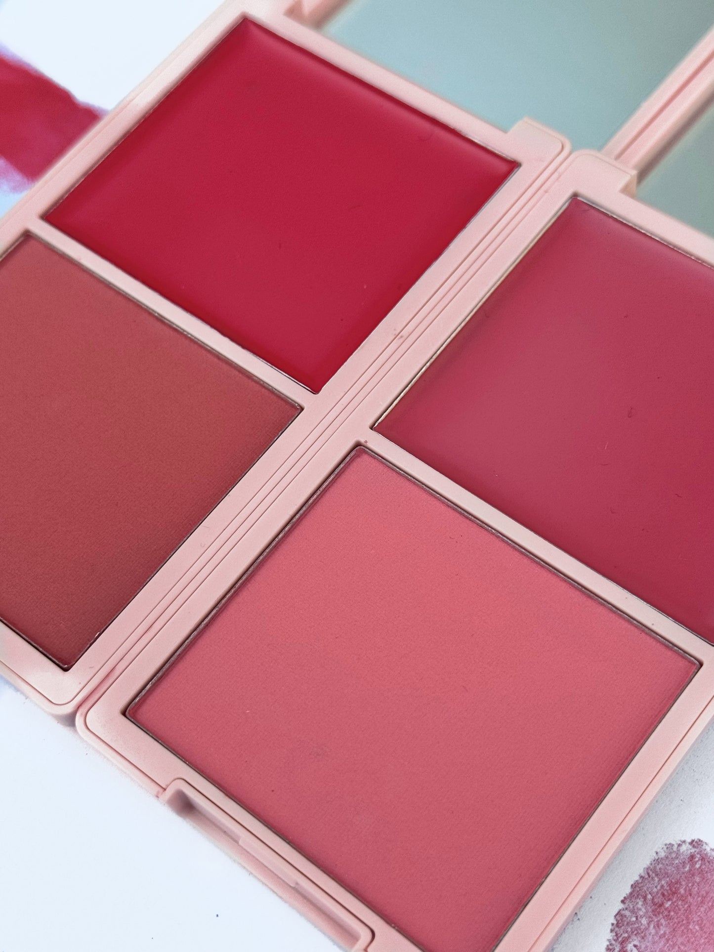 DUO BLUSH de DIDI 24 BEAUTY: Colorete en crema y polvo con dos tonos complementarios para un acabado natural y saludable. Fórmula suave y fácil de aplicar, ideal para dar color y frescura a las mejillas