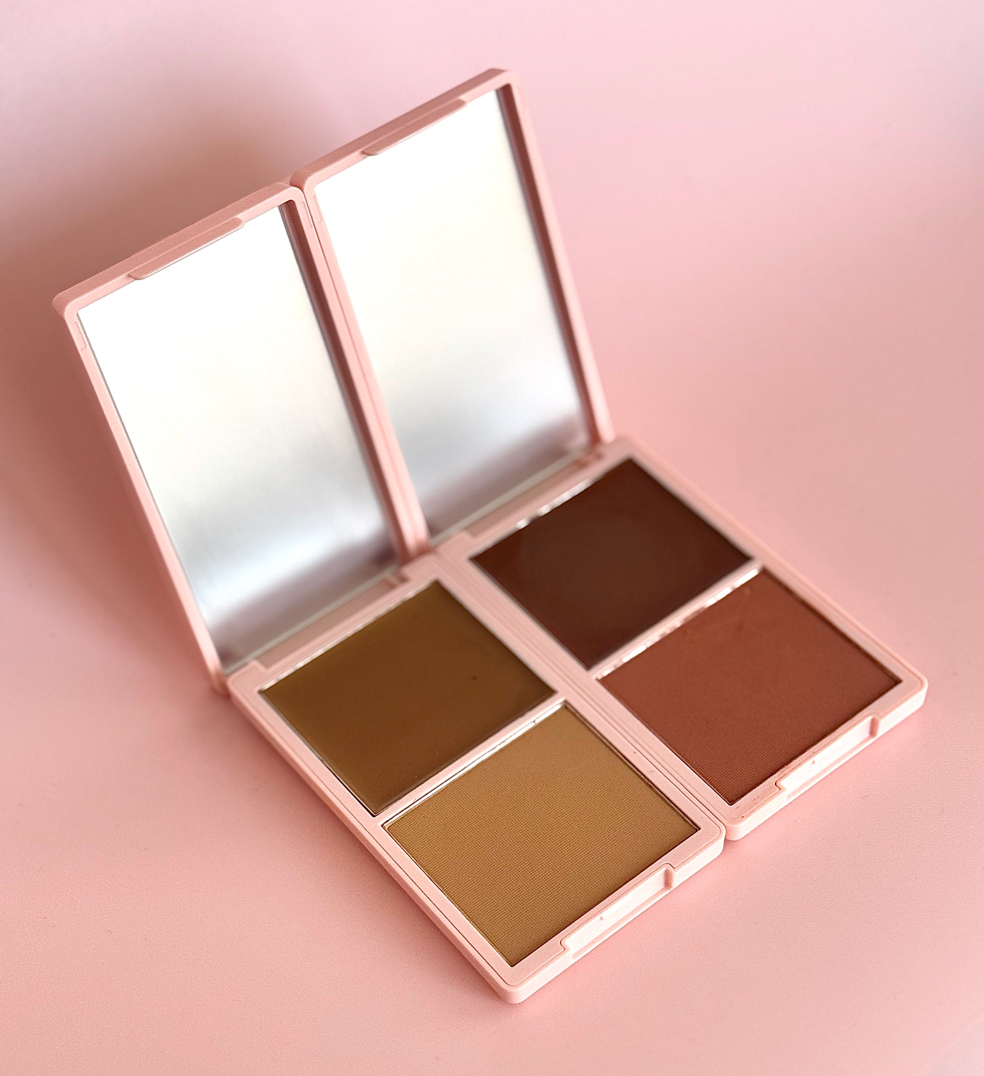 DUO BRONZER de DIDI 24 BEAUTY: Bronceador en polvo  y crema con dos tonos complementarios para un acabado natural y luminoso. Fórmula suave y fácil de aplicar, ideal para contornear y dar un toque de calor a la piel