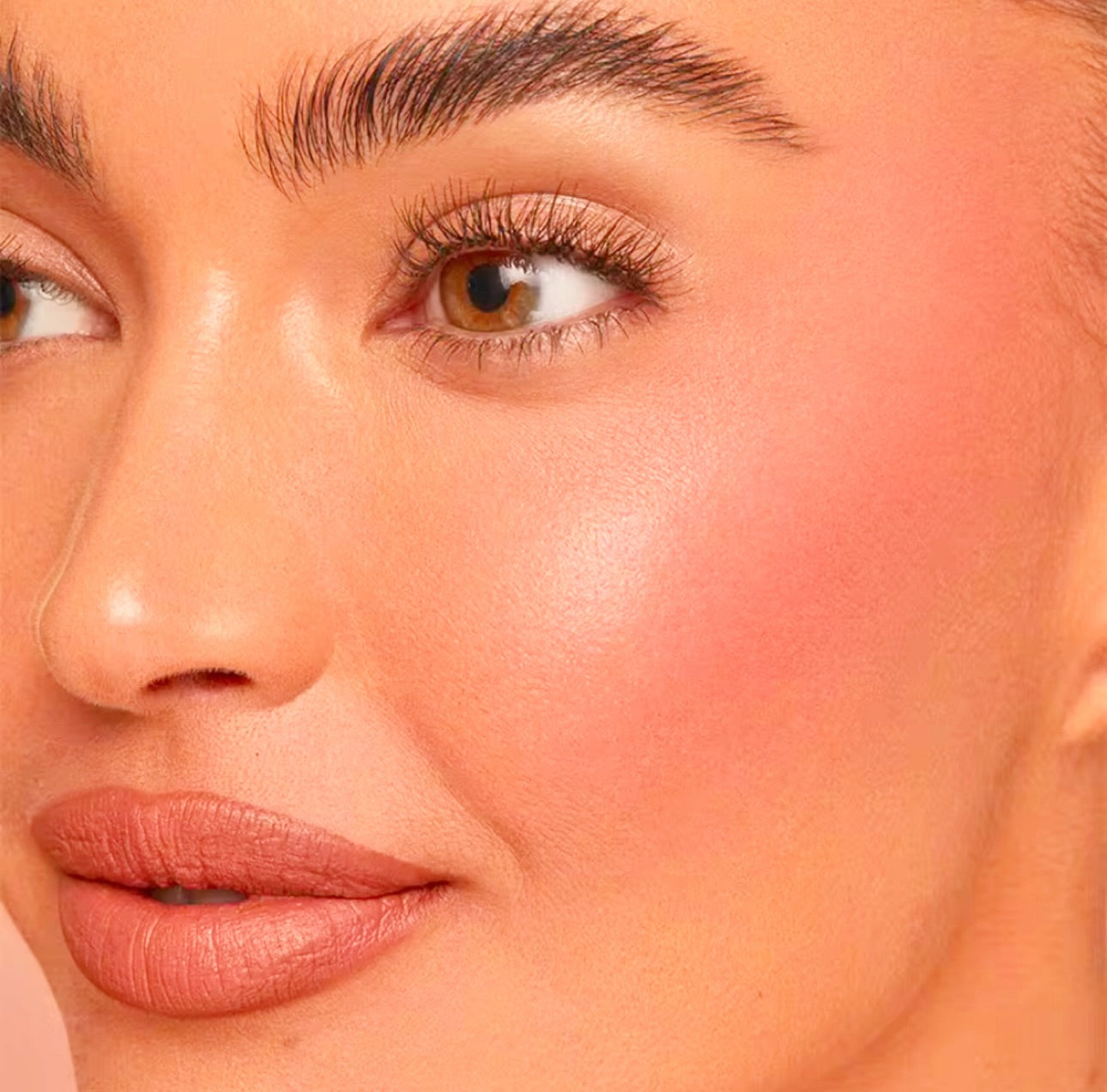 DUO BLUSH de DIDI 24 BEAUTY: Colorete en crema y polvo con dos tonos complementarios para un acabado natural y saludable. Fórmula suave y fácil de aplicar, ideal para dar color y frescura a las mejillas