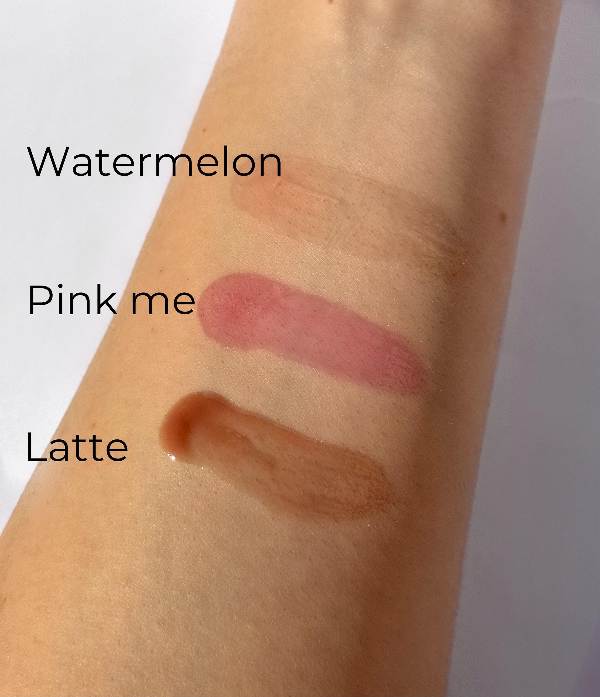 MAGIC LIP OIL de DIDI 24 BEAUTY: Aceite labial hidratante que proporciona suavidad y brillo, enriquecido con ingredientes naturales para mantener los labios hidratados y nutridos todo el día