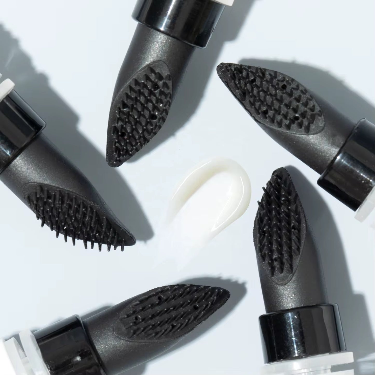 LIP SERUM SOFT KISS de DIDI 24 BEAUTY: Sérum labial hidratante con un suave toque de color rosado, formulado con ácido hialurónico, vitamina E y aceites naturales para unos labios sedosos, suaves y llenos de hidratación