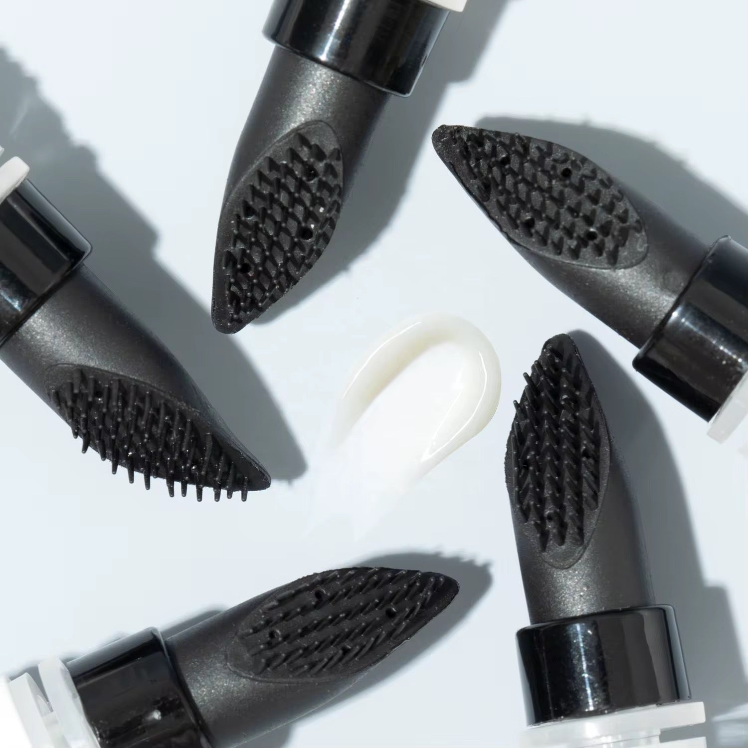 LIP SERUM SOFT KISS de DIDI 24 BEAUTY: Sérum labial hidratante con un suave toque de color rosado, formulado con ácido hialurónico, vitamina E y aceites naturales para unos labios sedosos, suaves y llenos de hidratación